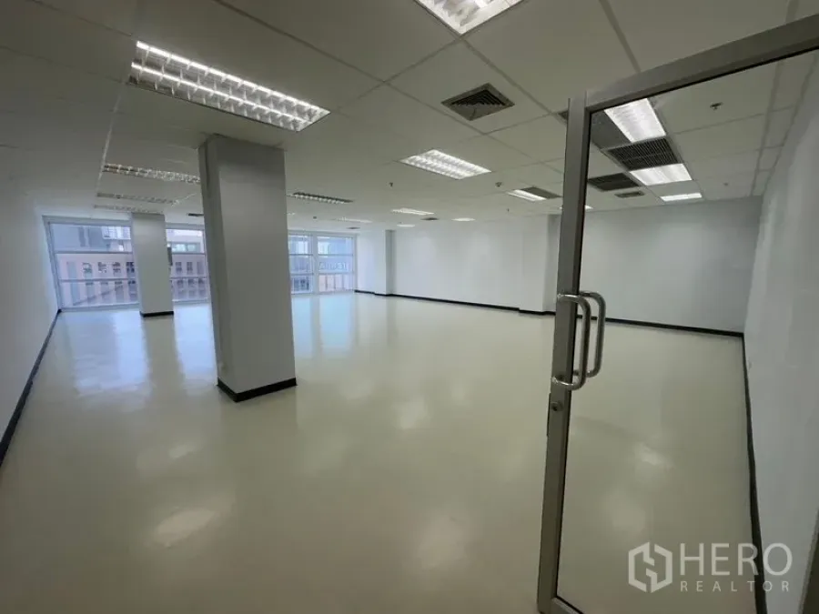 办公空间 出租在Bang Na, Bangkok - 未配家具的办公楼层，天花灯具齐全，靠窗玻璃门。