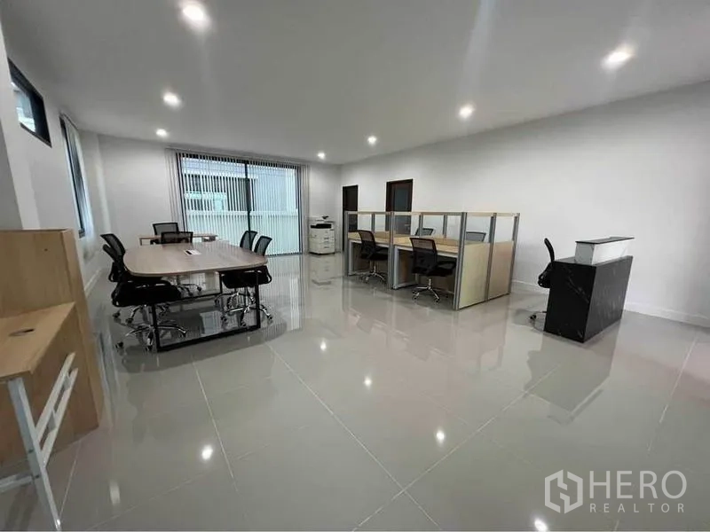 Home Office for rent in Bang Phli, Samut Prakan - Bathroom with bathtub, vanity with twin basins, separate shower and frosted window.