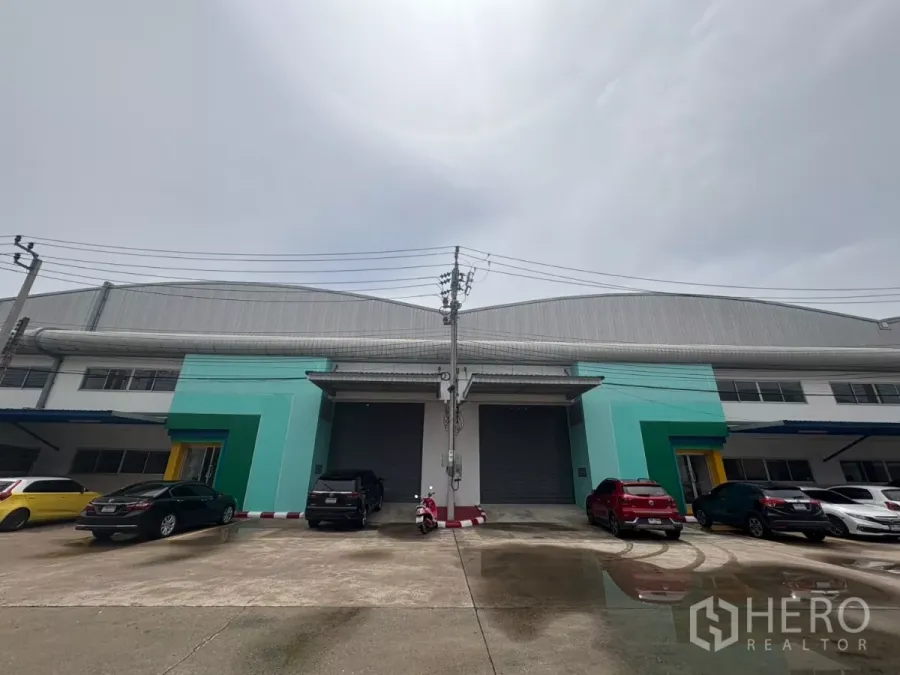 โรงงาน ให้เช่าในBang Phli, Samut Prakan - ด้านหน้าตัวอาคารโรงงานทันสมัย มีช่องโหลดสินค้าและประตูม้วน พร้อมที่จอดรถ
