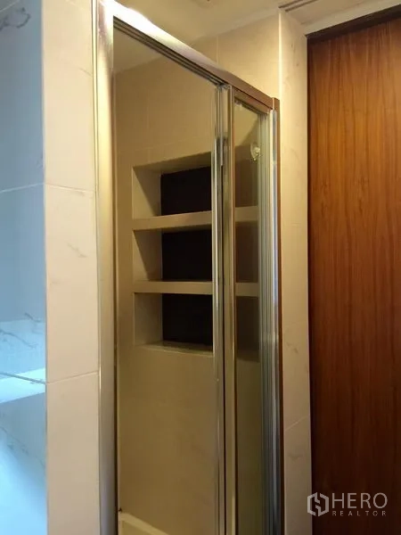 คอนโด ให้เช่าในKhlong Toei, Bangkok - ห้องอาบน้ำกระจกบานเลื่อน พร้อมชั้นวางของแบบบิลท์อินข้างประตูไม้