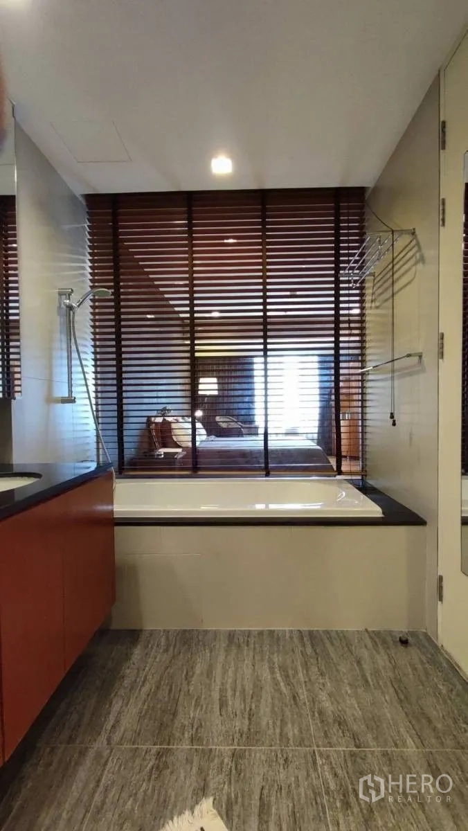 คอนโด ให้เช่าในSathon, Bangkok - ห้องน้ำพร้อมอ่างอาบน้ำ ฝักบัวสายอ่อน และมู่ลี่บังตาเชื่อมกับห้องนอน