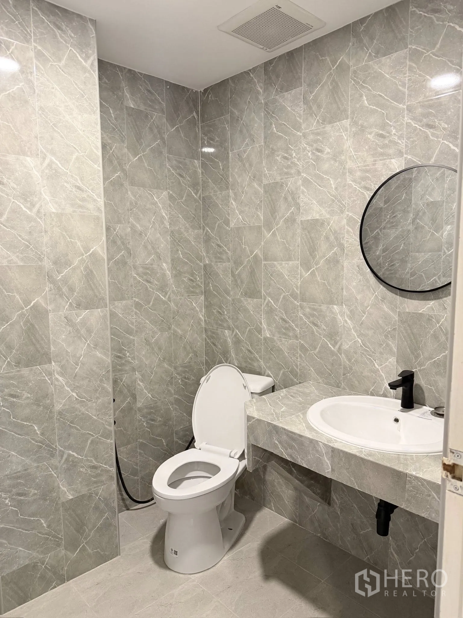 联排别墅 for rent or sale in Yan Nawa, Bangkok - 第二卫生间，灰色瓷砖、台面式洗手盆与马桶
