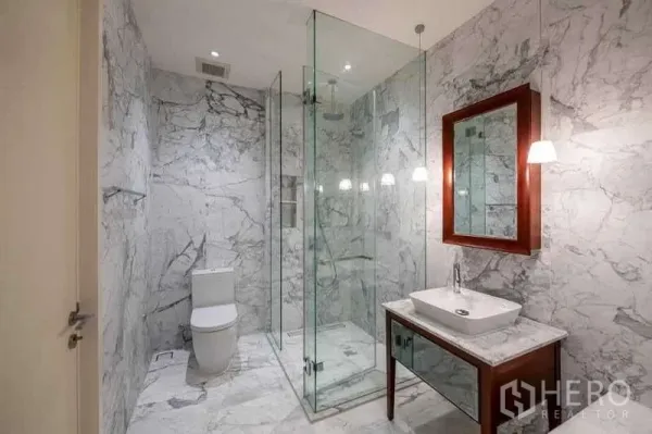 公寓 出租或出售在Watthana, Bangkok - 大理石浴室，玻璃淋浴间、坐便和梳妆台