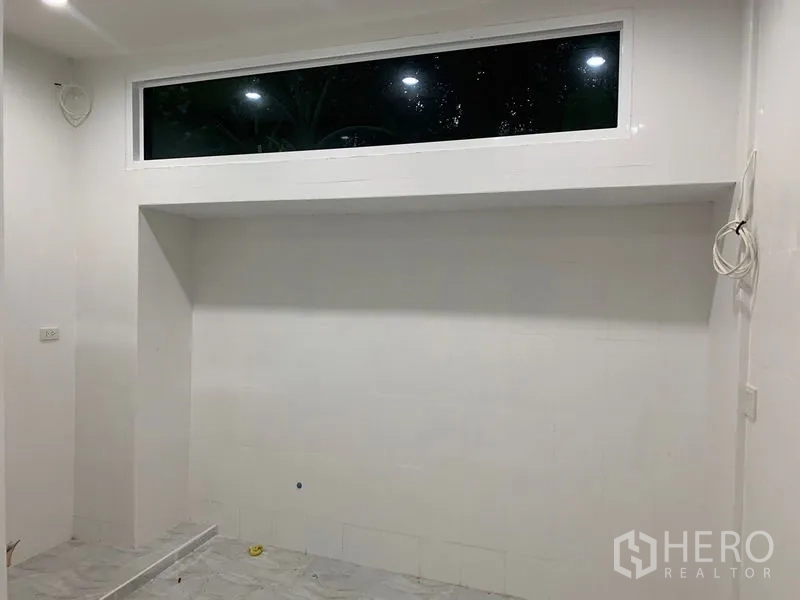 ทาวน์เฮาส์ ขายในYan Nawa, Bangkok - ผนังบิลท์อินสีขาวพร้อมหน้าต่างแนวนอนสูงในห้องรีโนเวท