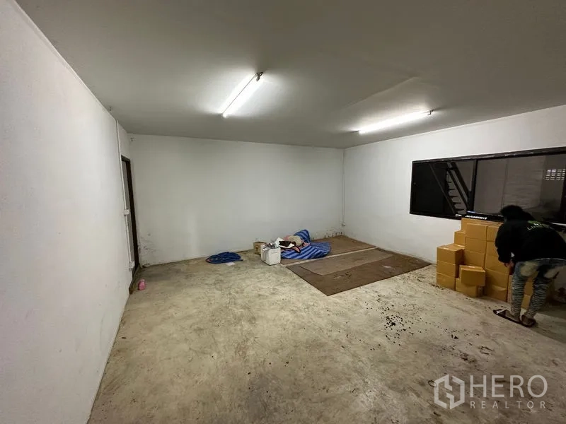 คลังสินค้า ให้เช่าในThanyaburi, Pathum Thani - ห้องออฟฟิศเรียบง่ายภายในโกดัง ไฟนีออน และช่องหน้าต่าง