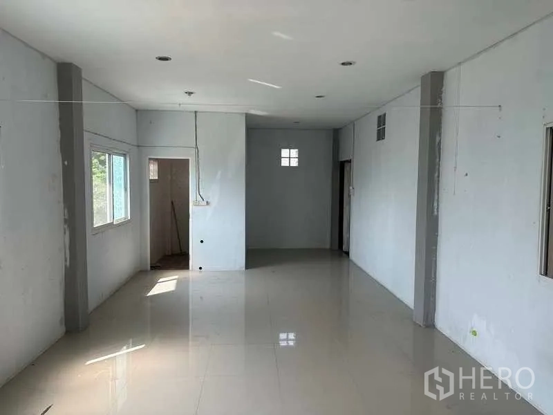 货栈 出租在Pathum Thani - 楼上办公室，设窗户与通往卫生间的门