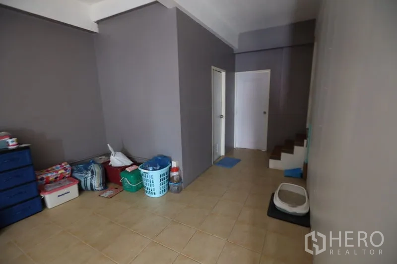 店屋 出租或出售在Watthana, Bangkok - 后区瓷砖地，楼梯与两扇室内门，摆放杂物