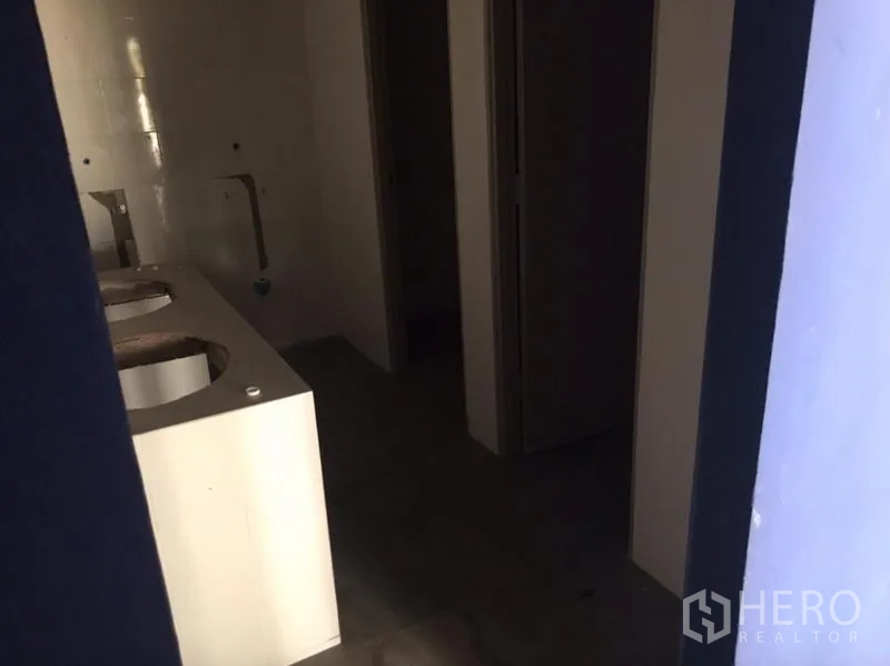 店屋 出租在Watthana, Bangkok - 卫生间区域，双洗手台和独立隔间。