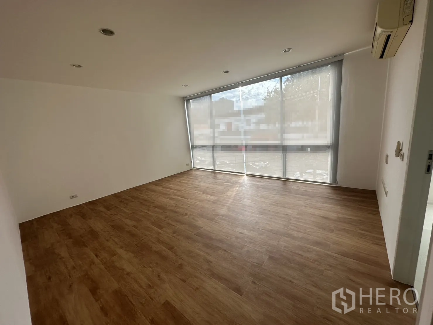 带办公室的家 出租在Phra Khanong, Bangkok - 办公室房间，大斜窗、卷帘与木地板。