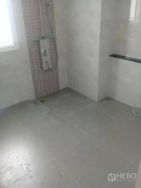 สำนักงานที่บ้าน ให้เช่าในBang Na, Bangkok - พื้นที่อาบน้ำกว้าง กระเบื้องโทนเทาพร้อมผนังลายตกแต่ง