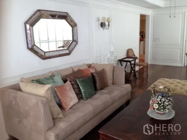 คอนโด ให้เช่าในPathum Wan, Bangkok - ห้องนั่งเล่นหรู โซฟาบุผ้า กระจกแขวน และพื้นไม้ขัดเงา