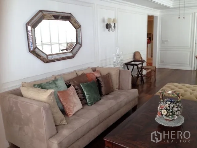 คอนโด ให้เช่าในPathum Wan, Bangkok - ห้องนั่งเล่นหรู โซฟาบุผ้า กระจกแขวน และพื้นไม้ขัดเงา