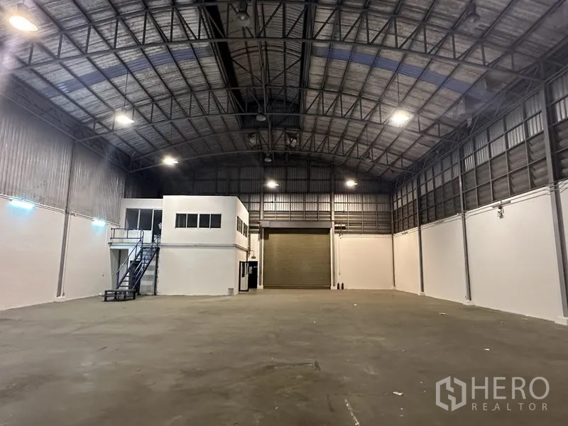 货栈 出租在Bang Phli, Samut Prakan - 开阔的仓库大厅，面向卷闸门与内部办公室区。
