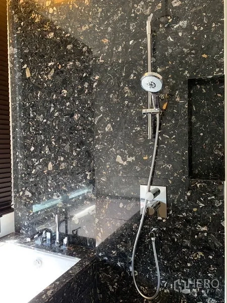 คอนโด ให้เช่าในKhlong Toei, Bangkok - ห้องน้ำผนังหินลายเข้ม พร้อมอ่างอาบน้ำและฝักบัวเรนชาวเวอร์