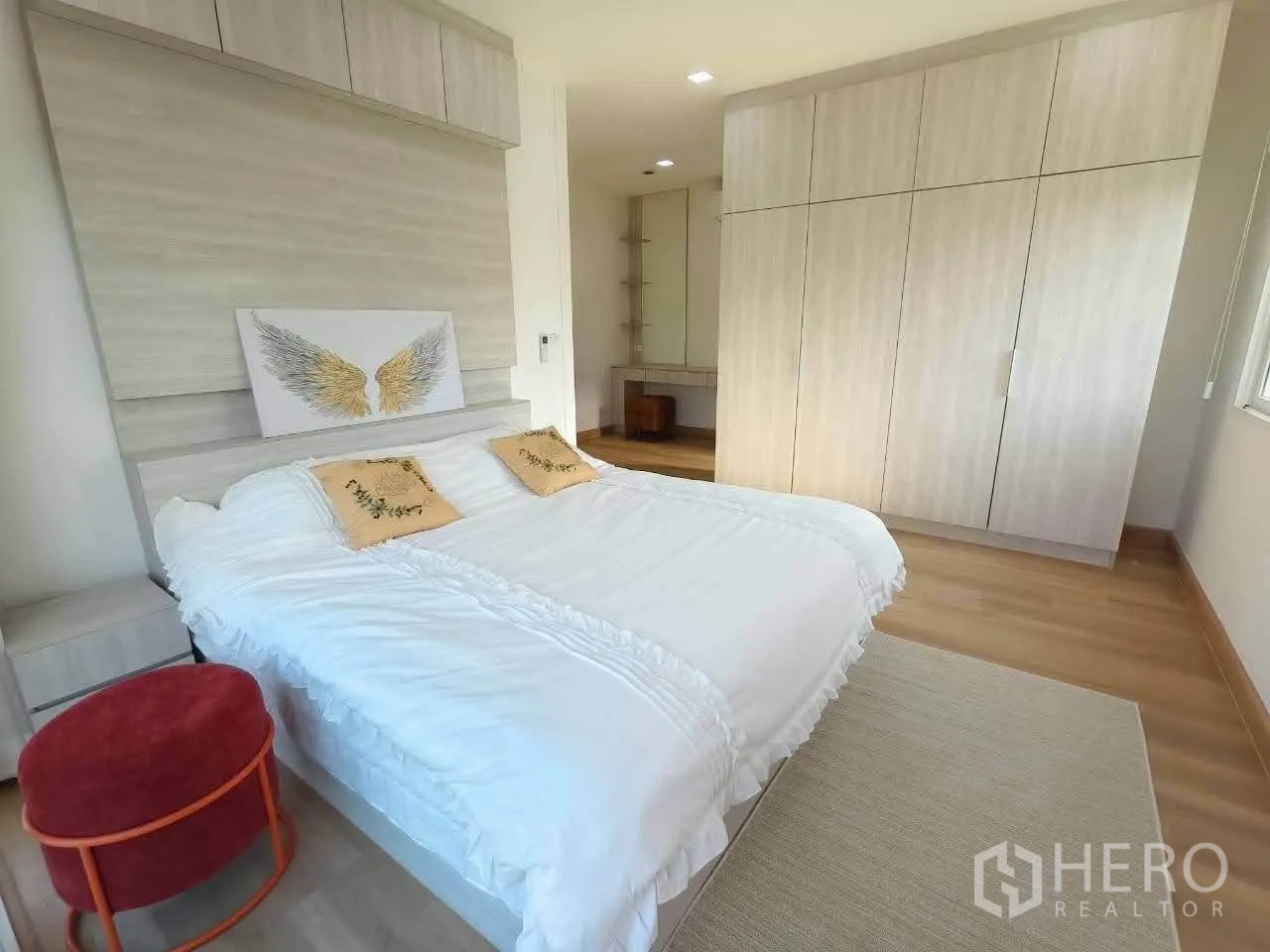Detached House for rent in Bang Phli, Samut Prakan - Master bedroom featuring built-in wardrobe cabinetry and a wide headboard wall.