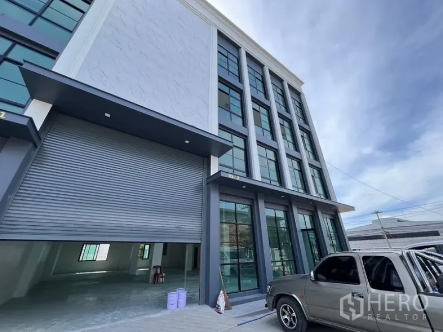 货栈 出租在Bang Sao Thong, Samut Prakan - 临街仓库外观，玻璃立面与高卷帘门