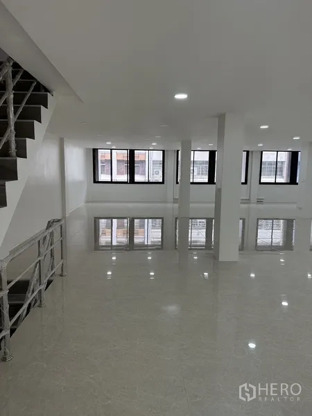 สำนักงาน ให้เช่าหรือขายในHuai Khwang, Bangkok - พื้นที่สำนักงานติดบันไดราวโลหะห่อหุ้มและหน้าต่างกรอบอลูมิเนียมสีดำ