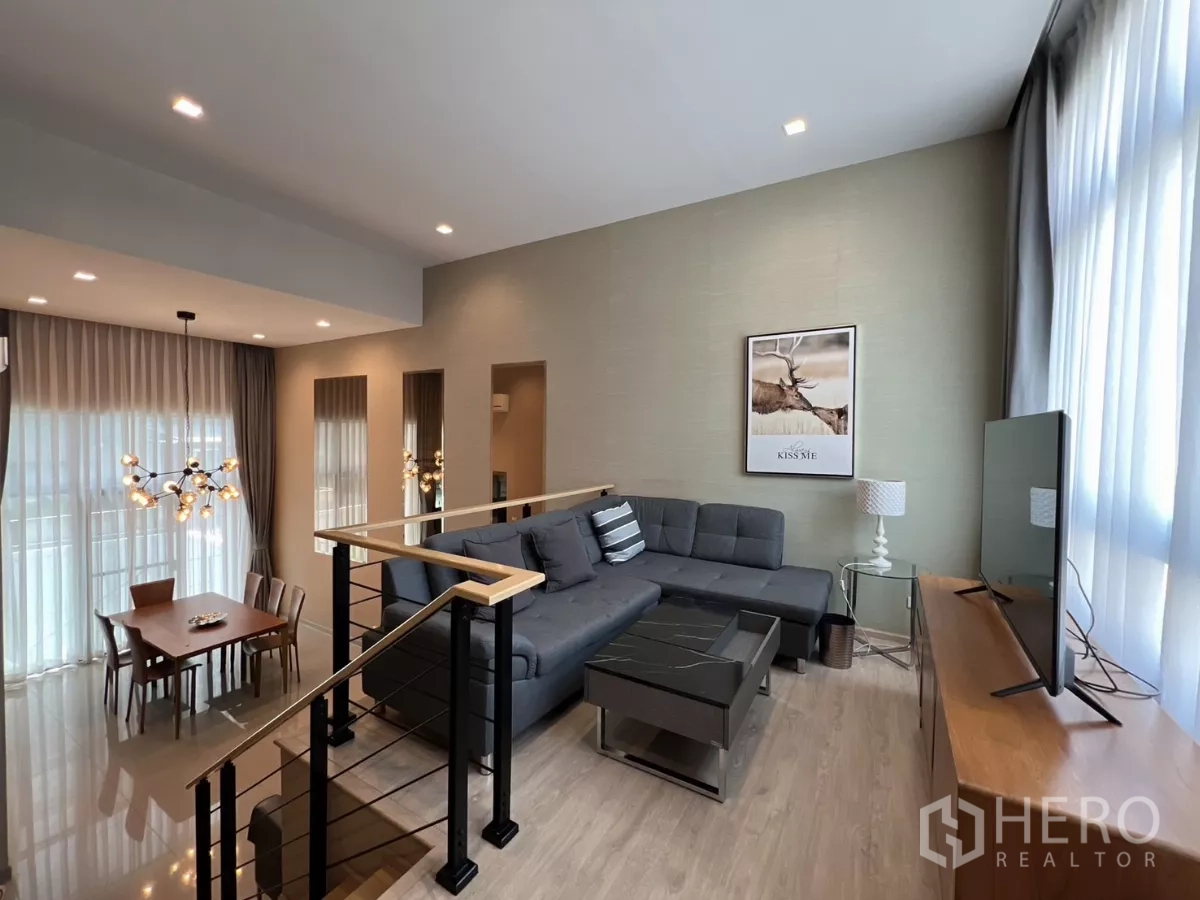 ทาวน์เฮาส์ ให้เช่าในSuan Luang, Bangkok - ห้องนั่งเล่นชั้นลอย โซฟาเข้ามุม ตู้วางทีวี มองเห็นโถงทานอาหาร