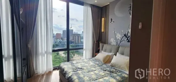 คอนโด ให้เช่า - ห้องนอนรับแสงเต็มที่ด้วยหน้าต่างเต็มบาน มองเห็นวิวเมือง