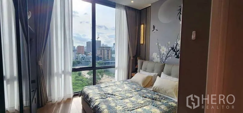 คอนโด ให้เช่า - ห้องนอนรับแสงเต็มที่ด้วยหน้าต่างเต็มบาน มองเห็นวิวเมือง