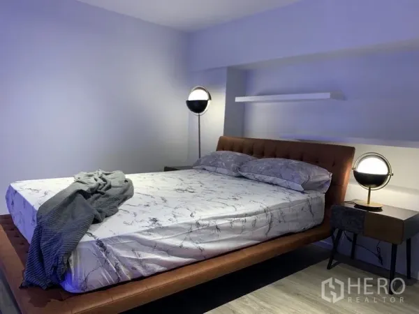 公寓 出租在Bang Rak, Bangkok - 温馨卧室，软包床与现代台灯。