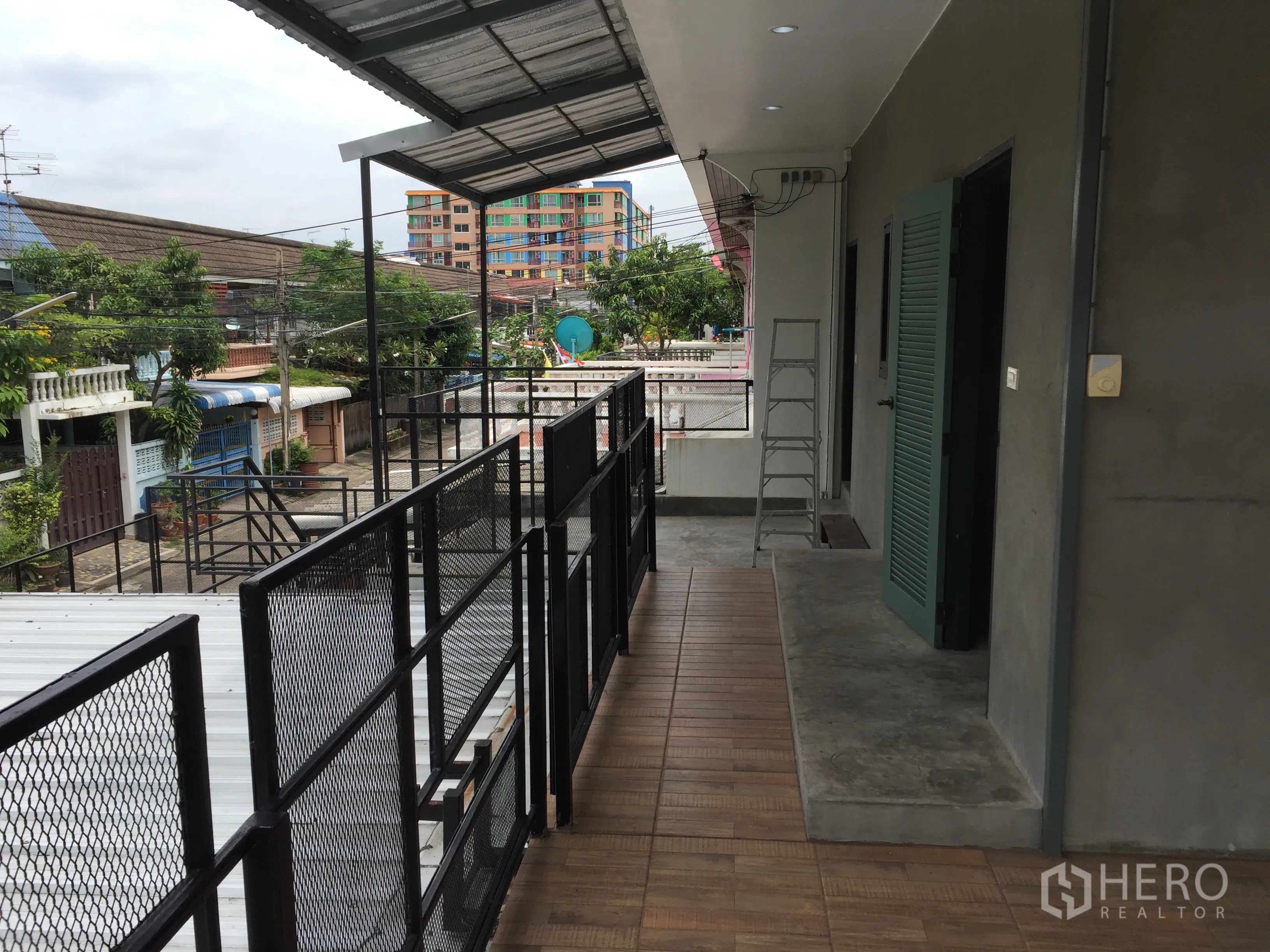 บ้าน ให้เช่าในDin Daeng, Bangkok - ทางเดินชั้นบนราวเหล็ก มองเห็นย่านชุมชนและต้นไม้