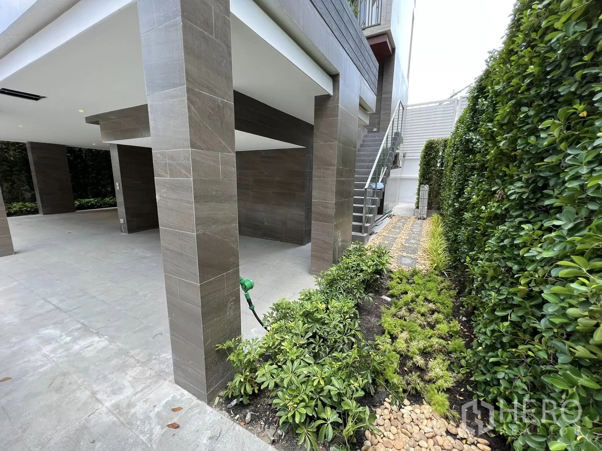 บ้าน ให้เช่าหรือขายในYan Nawa, Bangkok - สวนข้างบ้านจัดแต่งแนวรั้วพุ่มไม้และทางเดินโรยกรวด