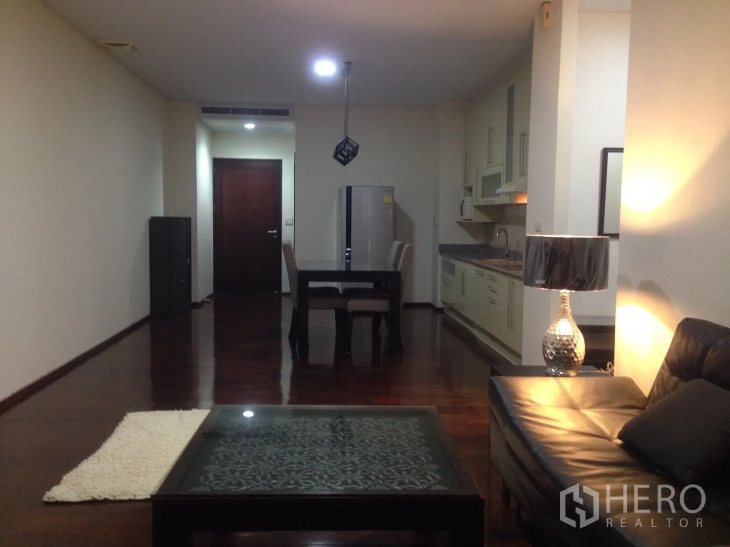 คอนโด ให้เช่าในWatthana, Bangkok - โถงทางเข้ากว้างเชื่อมสู่มุมทานอาหารและห้องนั่งเล่น แสงไฟอบอุ่น พื้นไม้