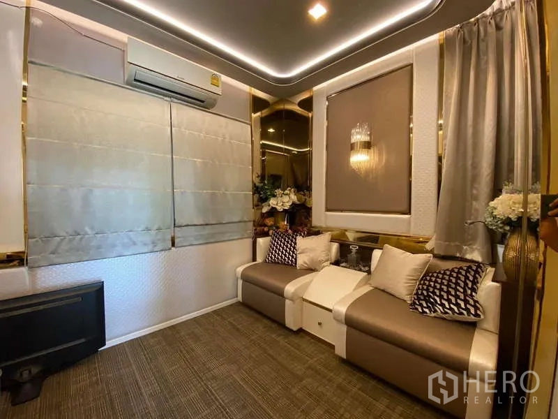 บ้าน ให้เช่าหรือขายในBueng Kum, Bangkok - เลานจ์บิลท์อิน โซฟาเข้ามุม ไฟซ่อนฝ้า และม่านมูลี่