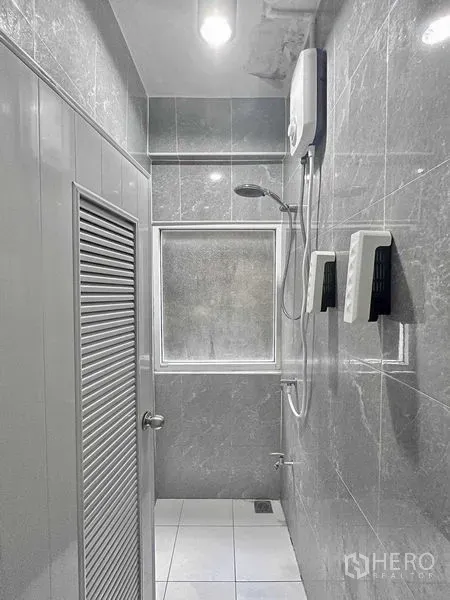 店屋 出售在Suan Luang, Bangkok - 灰色瓷砖浴室，带花洒、热水器和磨砂窗。