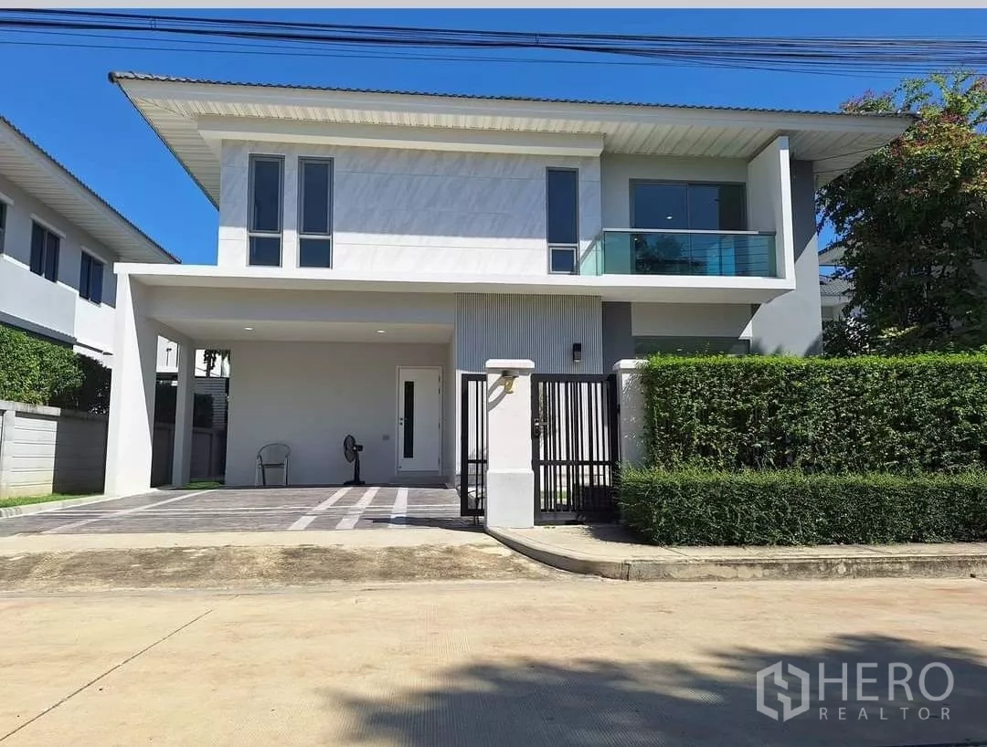 บ้าน ขายในLat Krabang, Bangkok - บ้านเดี่ยวสองชั้นสไตล์โมเดิร์น พร้อมประตูรั้ว โรงจอดรถ และระเบียงกระจก ในย่านลาดกระบัง