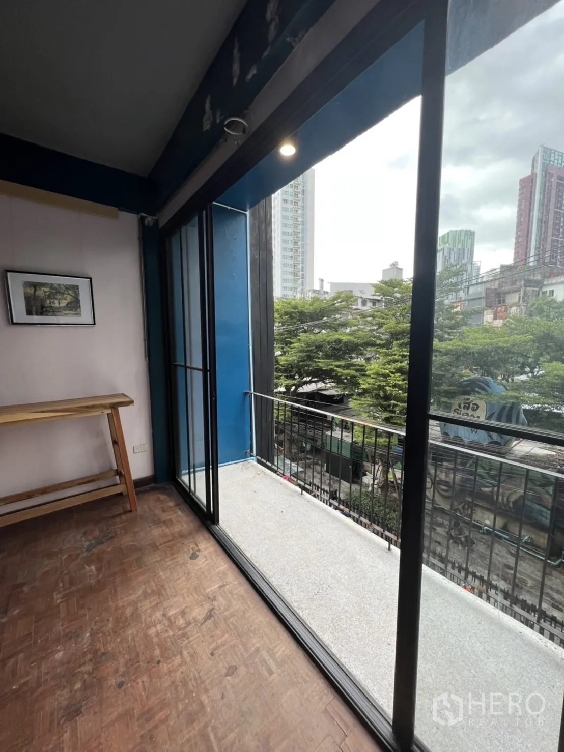 อาคารพาณิชย์ ให้เช่าในWatthana, Bangkok - ระเบียงเล็กพร้อมประตูกระจกบานเลื่อน มองเห็นต้นไม้และอาคารเมือง