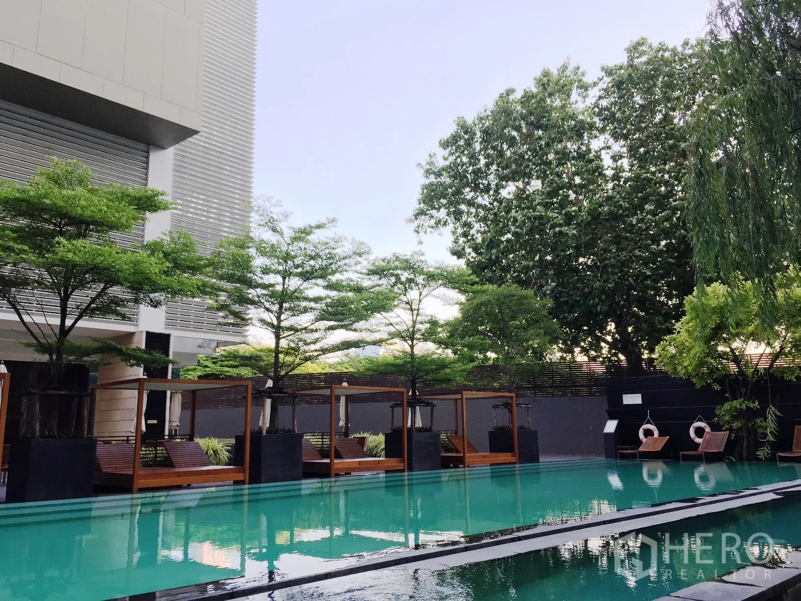 คอนโด ให้เช่าหรือขายในKhlong Toei, Bangkok - สระว่ายน้ำกลางแจ้งพร้อมศาลาพักผ่อนและต้นไม้ร่มรื่น