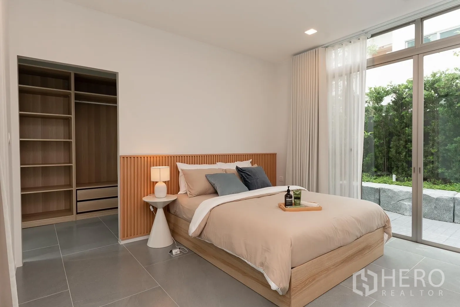 Detached House for rent in Saphan Sung, Bangkok - Ground-floor bedroom with sliding glass doors to garden and open walk-in closet