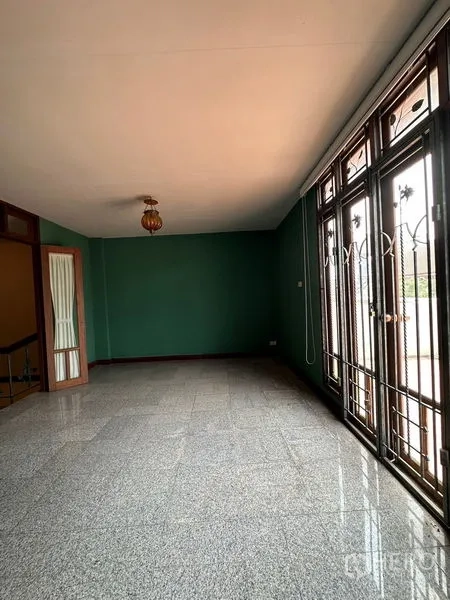 ทาวน์เฮาส์ ให้เช่าในKhlong Toei, Bangkok - ห้องนั่งเล่นโล่ง โปร่ง ด้วยประตูบานใหญ่ ผนังสีเขียว และพื้นหินแกรนิต