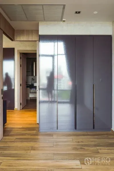 คอนโด ให้เช่าหรือขายในWatthana, Bangkok - ตู้เสื้อผ้าบิวท์อินเงาวาวกับพื้นไม้โทนอุ่น