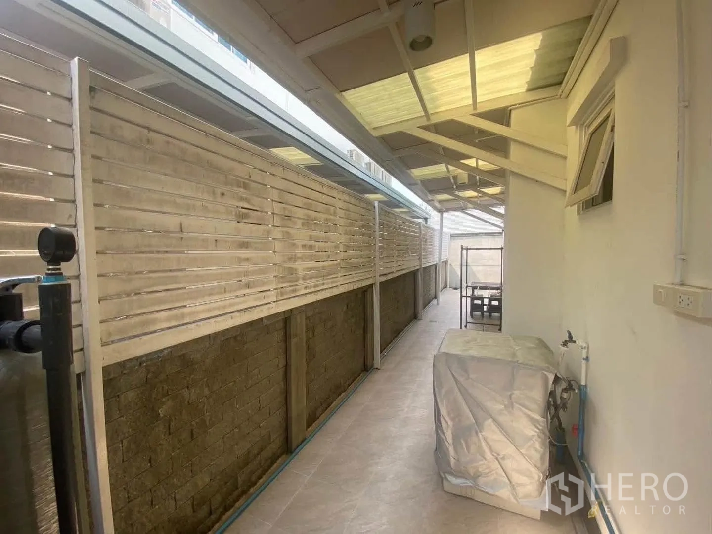 Detached House for rent in Mueang Samut Prakan, Samut Prakan - Covered service corridor with privacy fence and utility area.