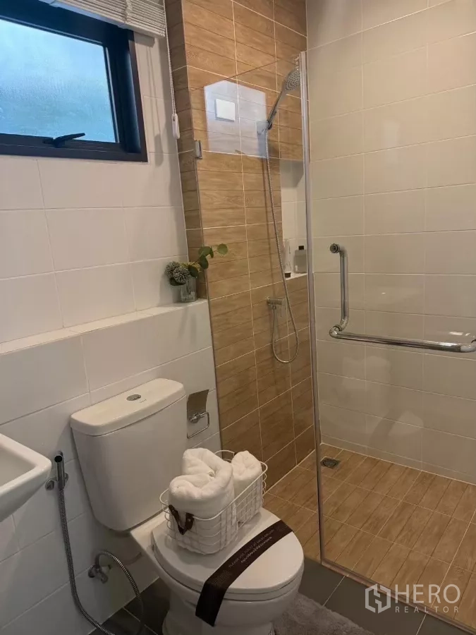 ทาวน์เฮาส์ ให้เช่าในBang Phli, Samut Prakan - ห้องน้ำสะอาด แบ่งส่วนอาบน้ำกระจก ฝักบัวเรนชาวเวอร์ และโถสุขภัณฑ์