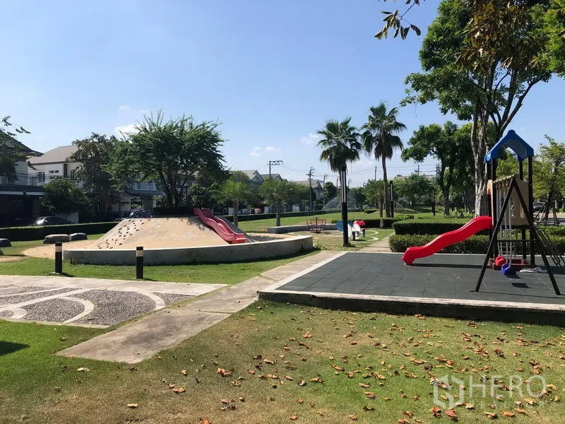 Detached House for rent in Bang Kapi, Bangkok - Green community park with children’s playground, slides and walking paths.