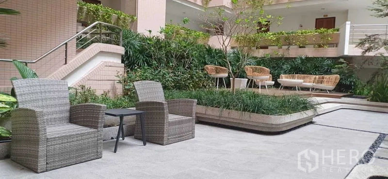 คอนโด ขายในPathum Wan, Bangkok - ลานพักผ่อนกลางอาคาร มีเก้าอี้หวายและต้นไม้เขียวขจี