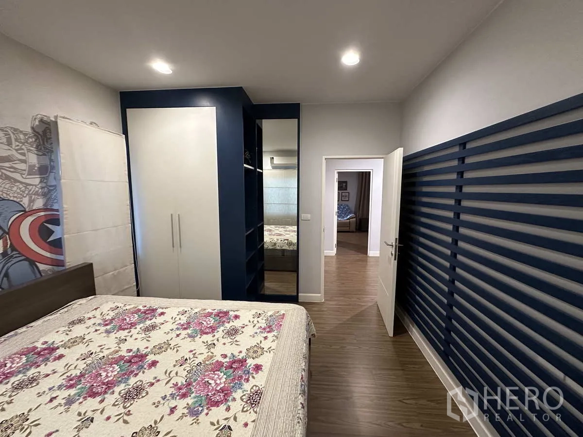 บ้าน ให้เช่าหรือขายในLam Luk Ka, Pathum Thani - ห้องนอนรอง มีตู้เสื้อผ้าบิวท์อินและผนังตกแต่งสีน้ำเงิน.