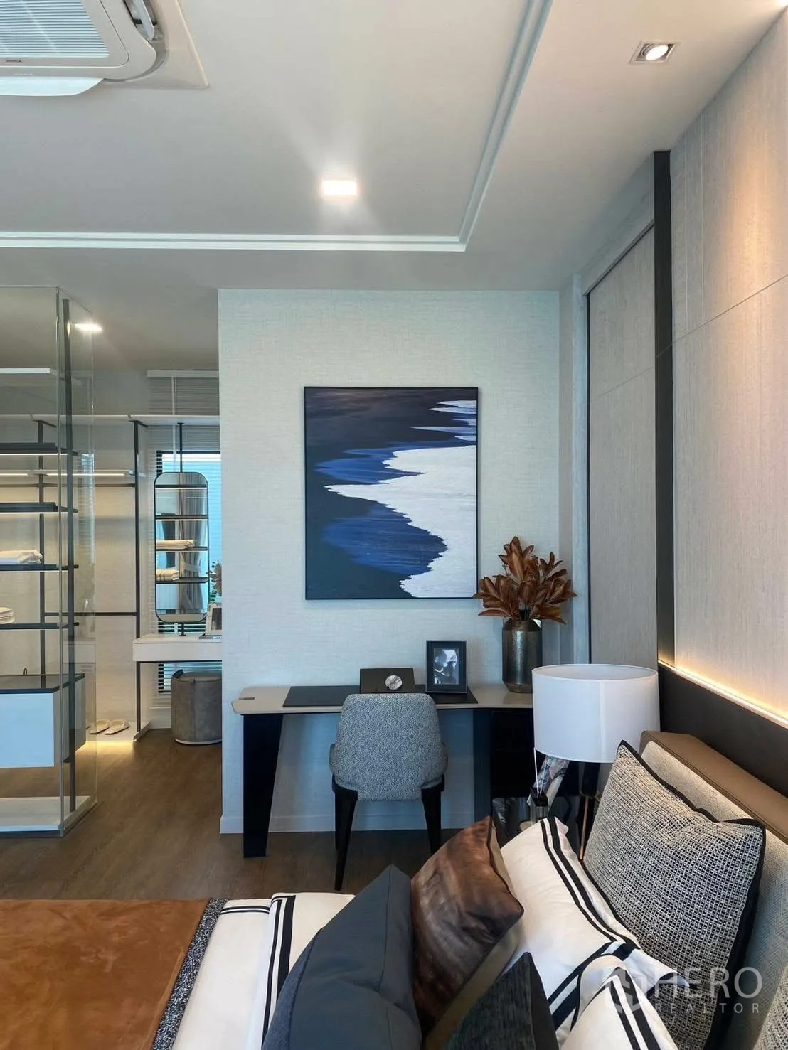 บ้านเดี่ยว for rent or sale in Bang Phli, Samut Prakan - ห้องนอนตกแต่งพร้อมโต๊ะทำงาน ภาพศิลป์ และโซนตู้เสื้อผ้ากระจก.