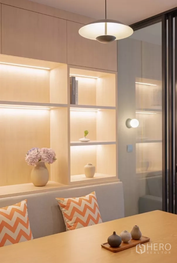 คอนโด ให้เช่าในChatuchak, Bangkok - ชั้นโชว์มีไฟเหนือเบาะนั่งบิวท์อินข้างโต๊ะทานอาหารและโคมแขวน