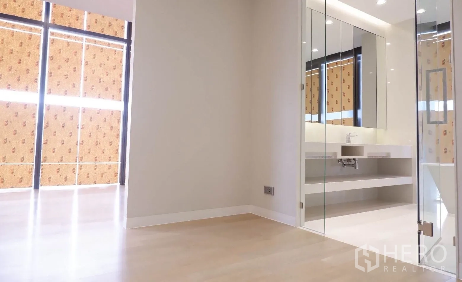 คอนโด ขายในWatthana, Bangkok - มุมห้องนอนเชื่อมสู่โซนล้างหน้ากระจก พร้อมตู้กระจกบานใหญ่