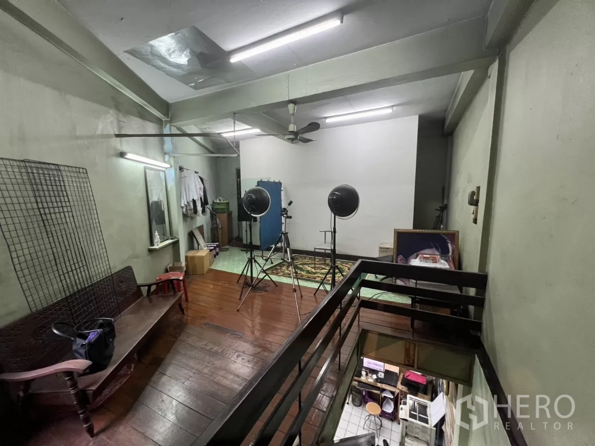 店屋 出租在Watthana, Bangkok - 从楼梯处望向开放工作室，栏杆与补光灯