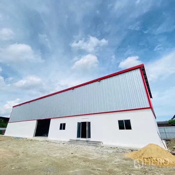 คลังสินค้า ให้เช่าในBang Khae, Bangkok - อาคารโกดังใหม่ย่านบางแค ผนังเมทัลชีทคาดสีแดง ประตูโหลดขนาดใหญ่ พร้อมลานด้านหน้าใต้ท้องฟ้าใส