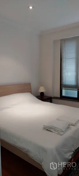 คอนโด ให้เช่าในSathon, Bangkok - ห้องนอนสว่าง เตียงคู่ โคมไฟข้างเตียง และมู่ลี่หน้าต่าง