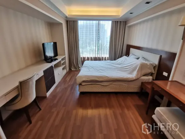 คอนโด ให้เช่าในPathum Wan, Bangkok - ห้องนอนอีกห้องพร้อมโต๊ะทำงาน ตู้ทีวี หน้าต่างกว้างวิวเมือง พื้นไม้