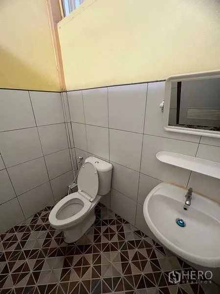 คลังสินค้า ให้เช่าในLat Krabang, Bangkok - ห้องน้ำขนาดกะทัดรัด ปูกระเบื้องทั้งผนังและพื้น พร้อมโถสุขภัณฑ์ อ่างล้างหน้า และกระจก