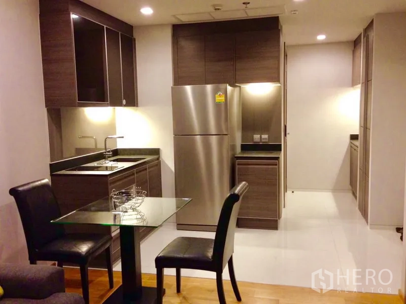 คอนโด ให้เช่าในKhlong Toei, Bangkok - ครัวบิวท์อินโทนไม้เข้ม ตู้เย็นสแตนเลส พร้อมชุดโต๊ะอาหารกระจก